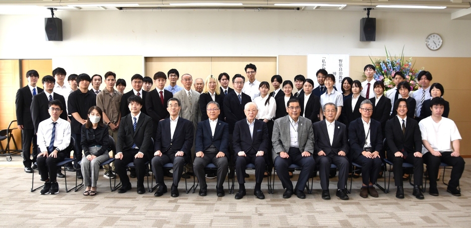 野依学士院長を囲んで記念撮影