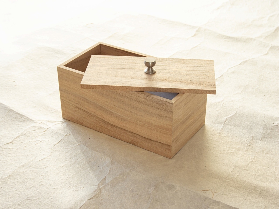 美しい木目を引き立てるつまみ