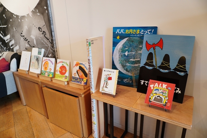 お子様向けの大きな絵本もご用意