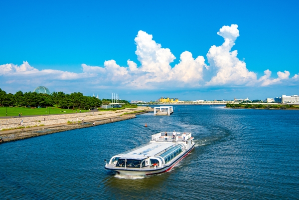 葛西臨海公園西なぎさ前を航行する 水上バス