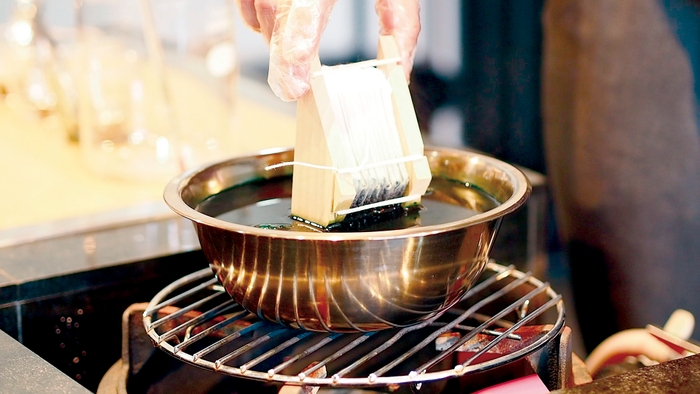 スレン染料　板締め染色の様子