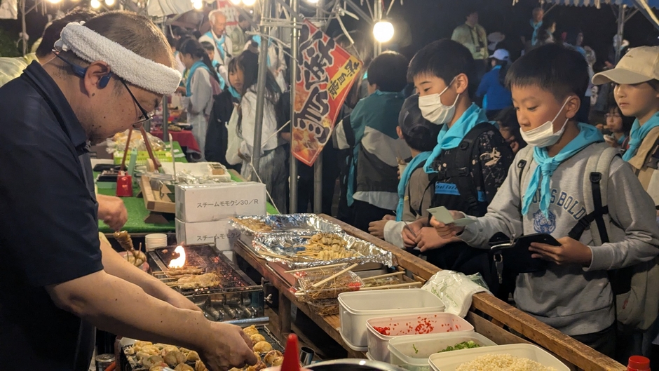出店広場では飲食物をはじめ特産品のわさびやニューサマーオレンジ製品の屋台をお楽しみいただけます。
