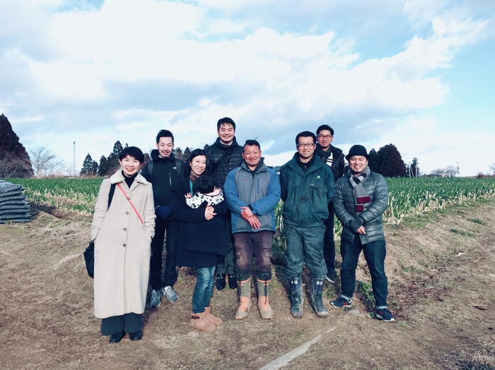 卒業生の八幡さんらと農家の皆さん