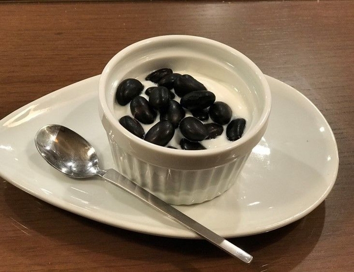 ヨーグルトの蒸し黒豆添え
