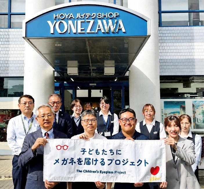 メガネのヨネザワ 本店前にて