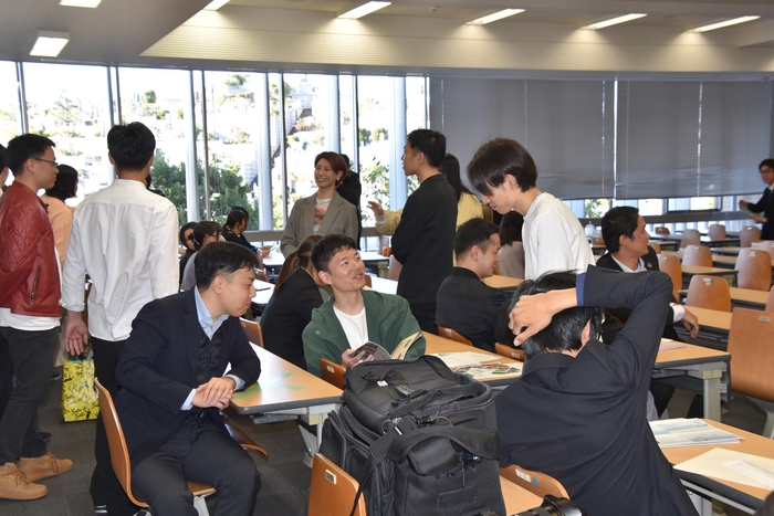 旧交を温める出席者