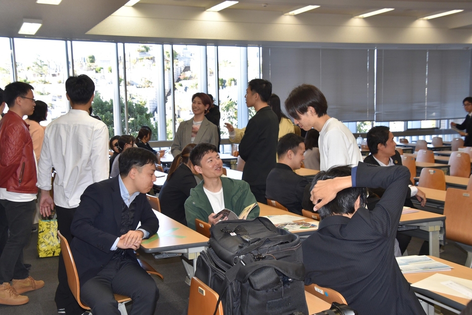 旧交を温める出席者