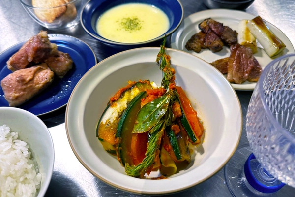 「abrAsus hotel Fuji」が「豚組」とのコラボ料理をスタート！ 1日1組限定のプライベートホテルで、最上級の体験を。