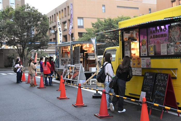 会場外にはキッチンカーも