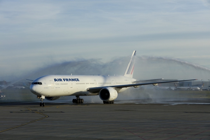 トゥールーズ空港の放水アーチで祝福されるAF4011便