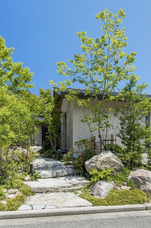 既存の景石を使った美しく迫力のあるアプローチ