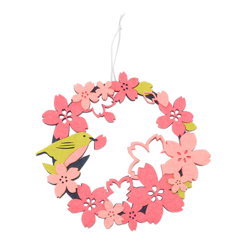 「フェルトリース Sakura」価格：290円／サイズ：W24×H21cm／壁やドアに飾るだけでお部屋が華やぐ桜のリースです。