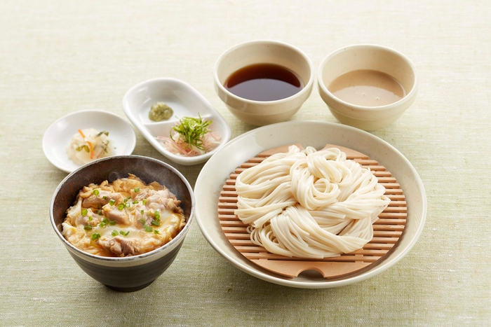 秋田無限堂　稲庭うどん（2種のつけ汁）と比内地鶏の親子丼