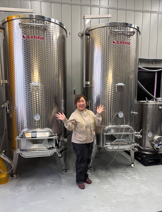 小さな身体での発酵管理は一苦労（醸造タンクの前で）