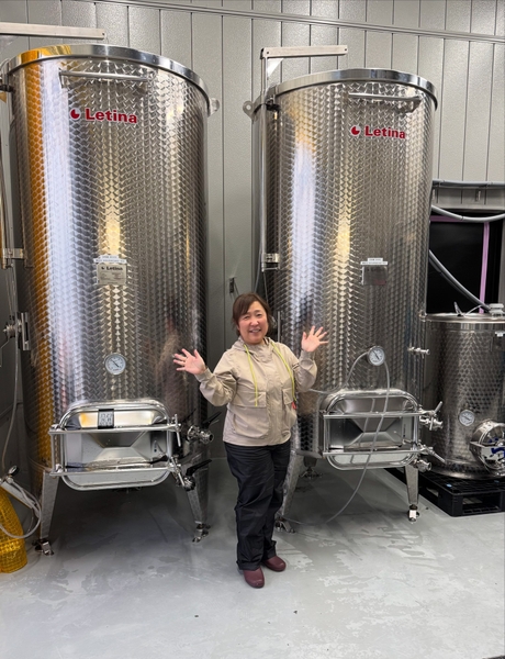 小さな身体での発酵管理は一苦労(醸造タンクの前で)