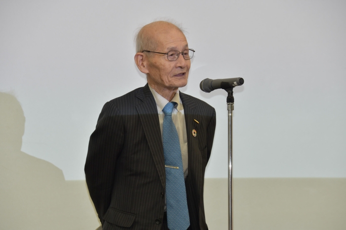 総評を述べる吉野終身教授