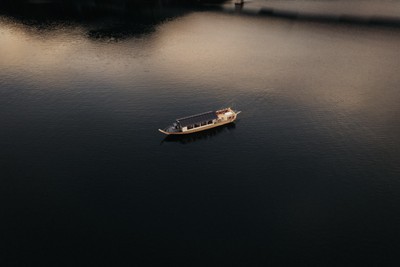湖上に浮かぶHAMANASHI HOUSEBOAT