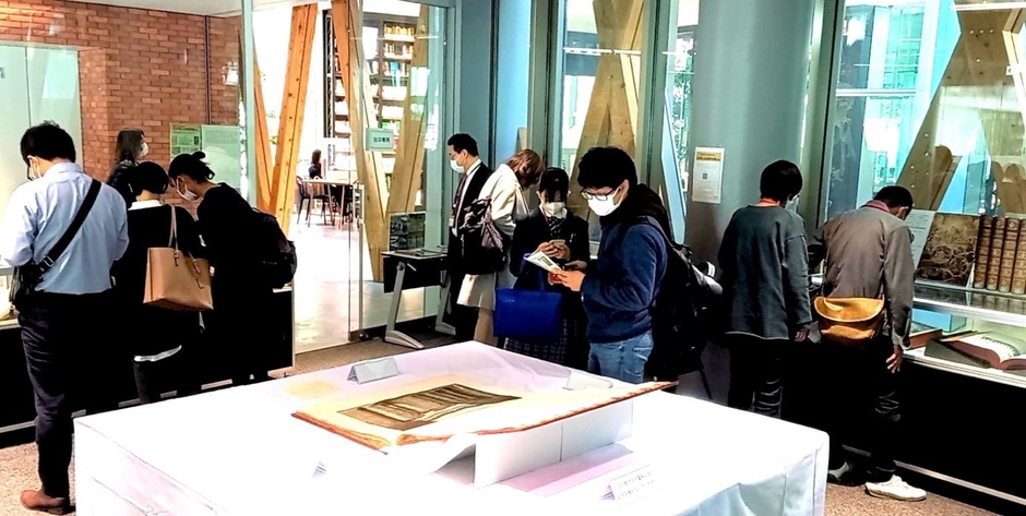 令和4年(2022年)に開催した、第27回 近畿大学中央図書館貴重書展の様子