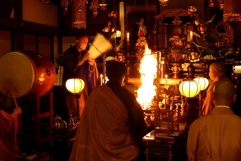 弘法寺 本堂にて護摩焚き