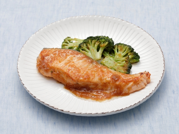 サーモンとブロッコリーのみぞれバター焼き（おろし大根 ゆず仕立て お魚に）