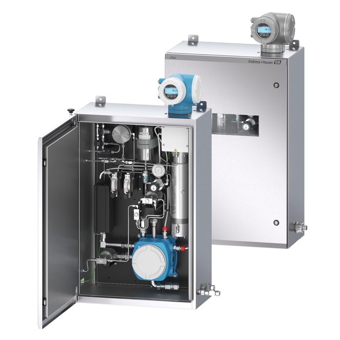 エンクロージャ組込型サンプル調製システム付属JT33(ドアを開けた状態と閉めた状態)