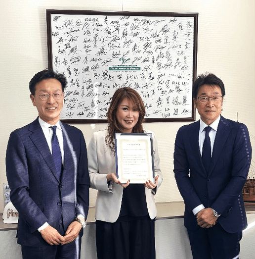 （写真左より） ●ムラタグループ :代表取締役社長 村田展隆 様 ●一般社団法人シングルマザーの幸せな生活研究所代表理事 柿木有紀 様 ●株式会社パリミキホールディングス 執行役員兼 株式会社クリエイトスリー 代表取締役社長 加山 雄治