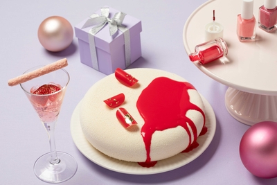 「ロゼスパークリングワインゼリー 苺フィンガークッキー添え」(写真左) 「ライチとローズヒップのマニキュアムース」(写真右)