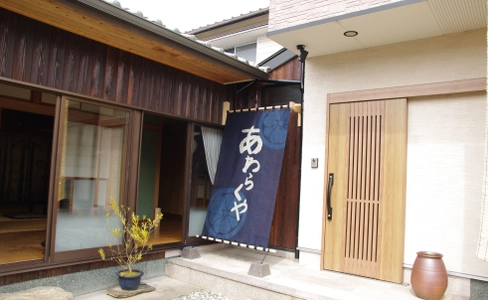 イーストとくしま観光推進機構が魅力的なまちづくりを目指し、 「藍のれん」の製作費用助成制度を創設！3月10日、 『民宿あわらくや』に「藍のれん」が掲げられる