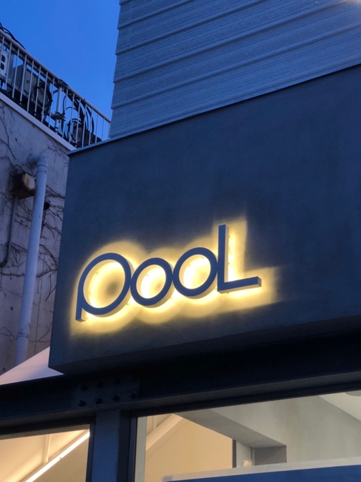 POOL cafe 外観(夜)