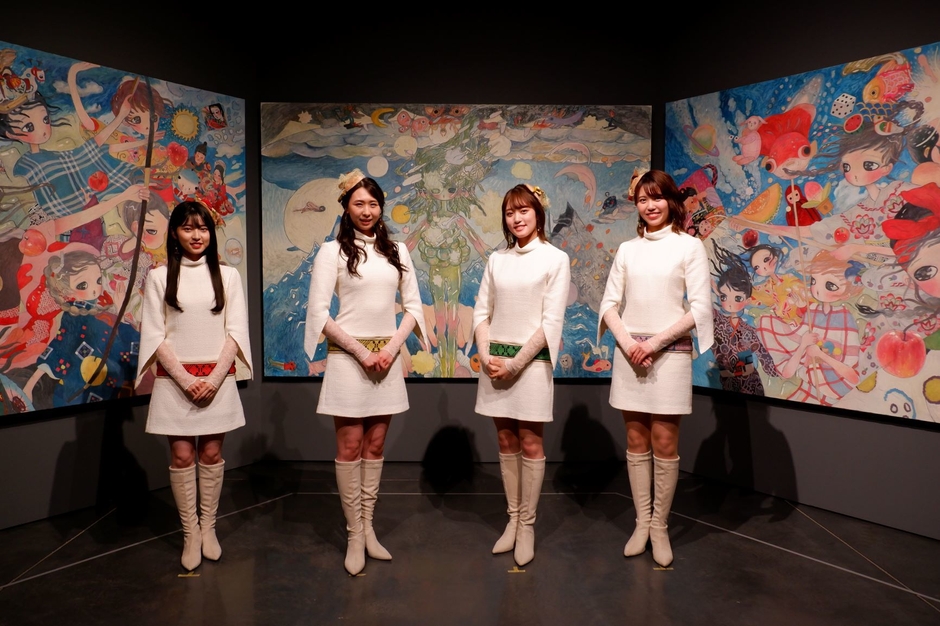 展覧会「りんご宇宙」のタカノ綾作品の前で。(左から:ジョナゴールド、とき、王林、彩香)