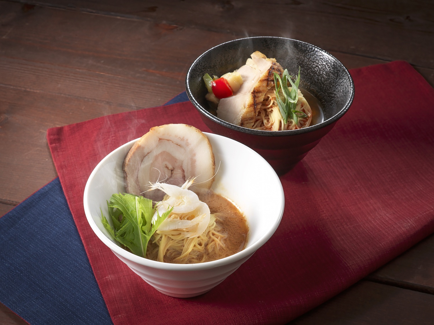 (上)スープカレーラーメン (下)海老塩ラーメン