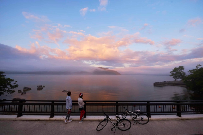 朝焼けに染まる十和田湖