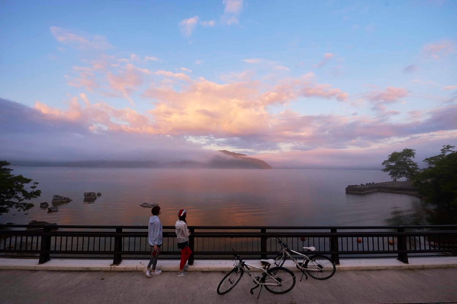 朝焼けに染まる十和田湖