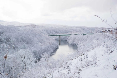 北海道・ニセコで今シーズン初の積雪を観測！ニセコアンヌプリが運営するスキー場も続々と営業開始予定！