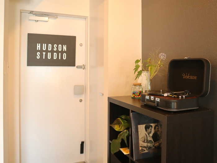 NYの空気を感じるエントランス。音楽とアートに囲まれた上質な空間で、ネイルだけでなく心も癒されるひとときを