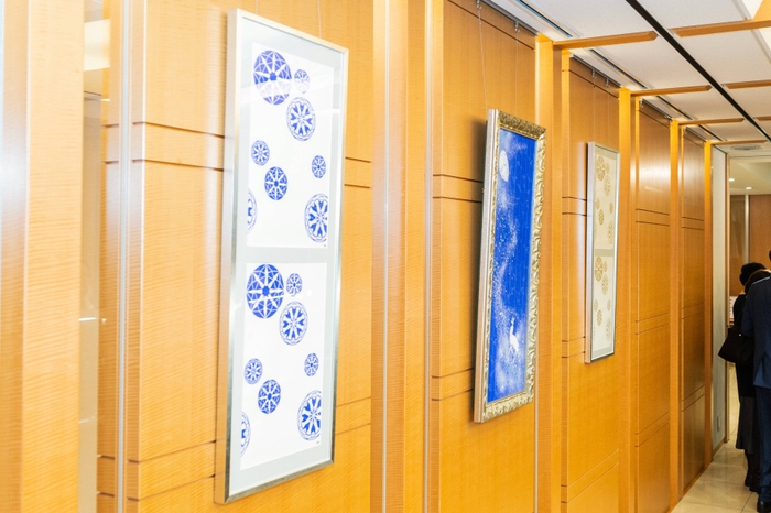 受賞会場にて展示された雲母唐長「平成の百文様プロジェクト」の一つとして誕生いたしました唐紙「ハート&キューピッド文様」とグランバーガーダイヤモンズのメレダイヤモンドを使用いたしました唐紙師トトアキヒコ氏の作品「月・竹・鹿」