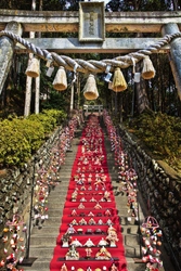 118段の階段に並べられる日本一の雛飾り！ 伊豆稲取温泉「素盞鳴神社雛段飾り」2/22～3/4に開催