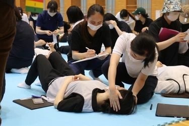 四天王寺大学 看護学部1期生が災害時を想定した 災害看護技術演習を7月2日に実施