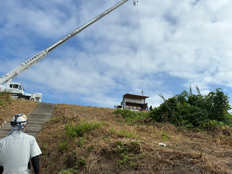 クレーンで資材を下ろす様子