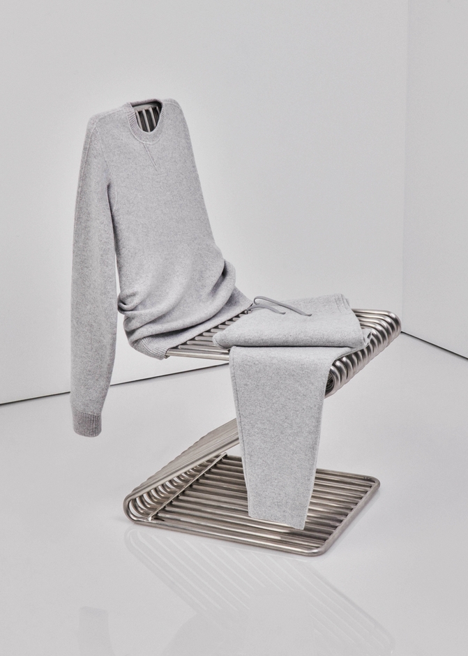 プルオーバー 69,300円(税込)、パンツ 75,900円(税込)