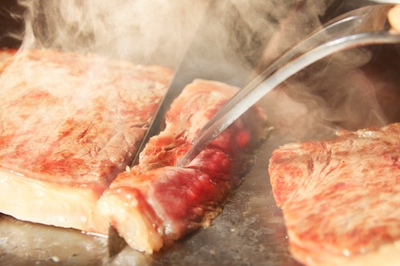 鉄板で焼き上げるステーキ　※イメージ