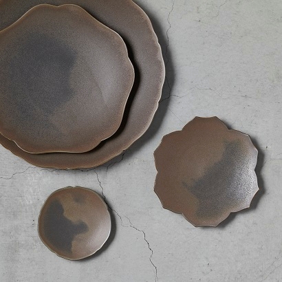 土(新色) マットな質感にチタンの結晶がきらめく重厚な雰囲気の器です。