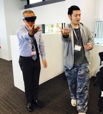 HoloLensでMR空間を操作する様子