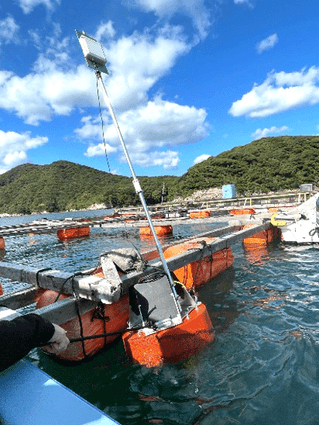 ＜洋上に浮かべた「MizLinx Monitor」＞