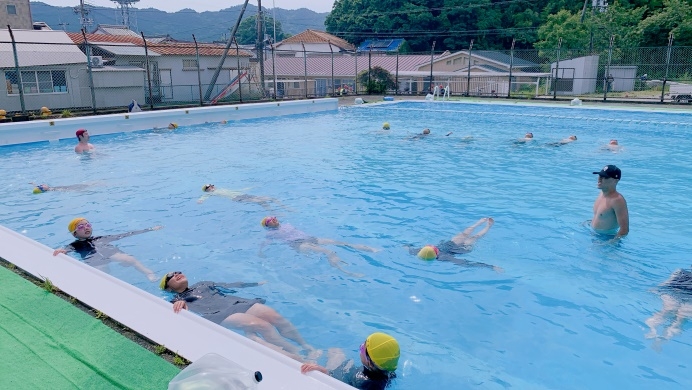 児童に向けた水泳授業の様子