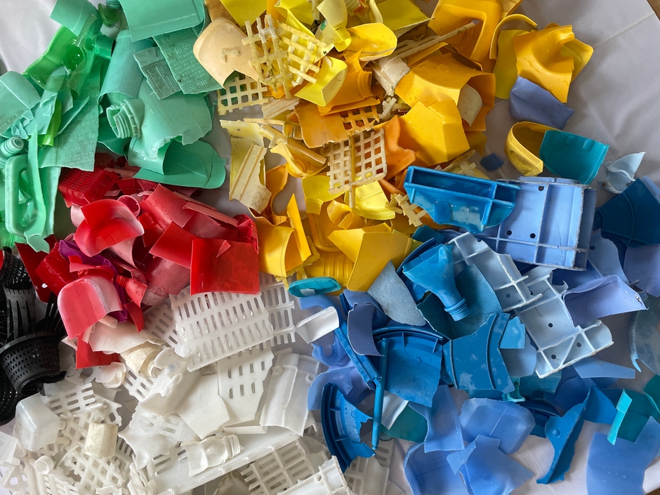 洗浄・切断・色分けした海洋プラスチックゴミ