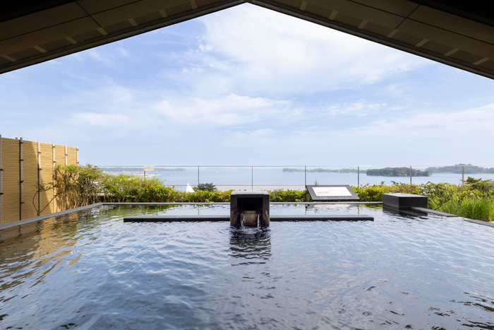 水平線を眺めながら、松島の島々を眺めるパノラマビューの絶景露天風呂