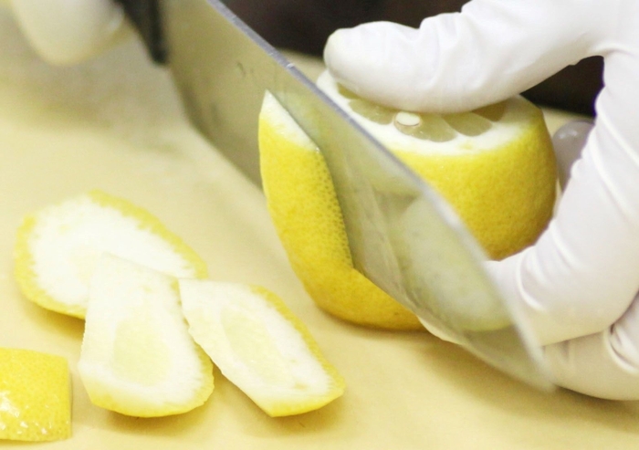 瀬戸田産レモン 皮の手剥き ※写真提供/株式会社島ごころ