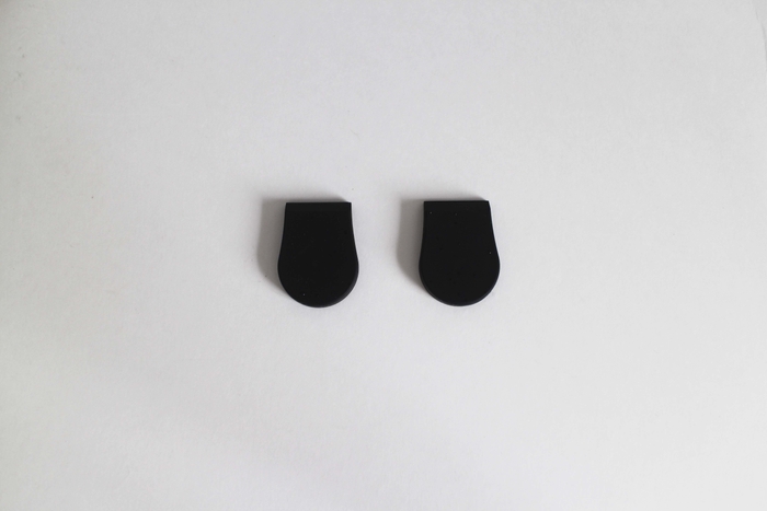 足の間で合わせるマグネットには、シリコンでコーティングされた特注ネオジウム磁石を使用