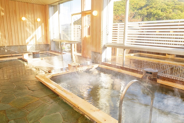 鹿教湯の自然を間近に感じるのどかな雰囲気が魅力。露天風呂と内湯、写真左奥の立湯の3つの浴槽で鹿教湯の名湯をお楽しみください。(鹿教湯 桜館 陽の湯)